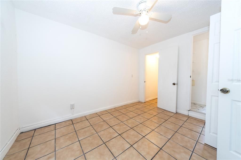 出租: $1,300 (2 贝兹, 1 浴室, 850 平方英尺)