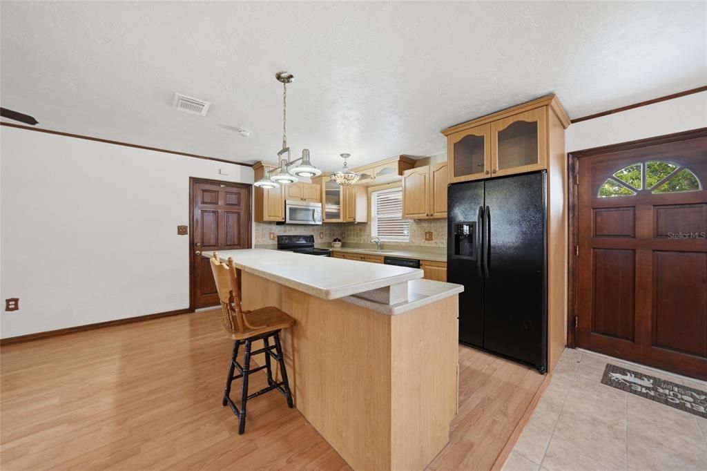 For Sale: $199,000 (3 beds, 3 baths, 1688 Square Feet)
