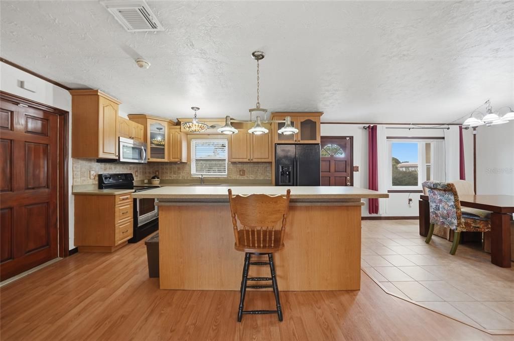 For Sale: $199,000 (3 beds, 3 baths, 1688 Square Feet)