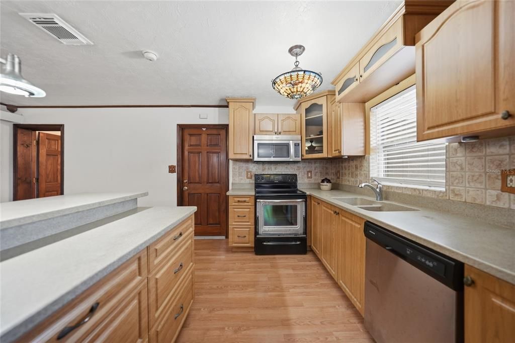 For Sale: $199,000 (3 beds, 3 baths, 1688 Square Feet)