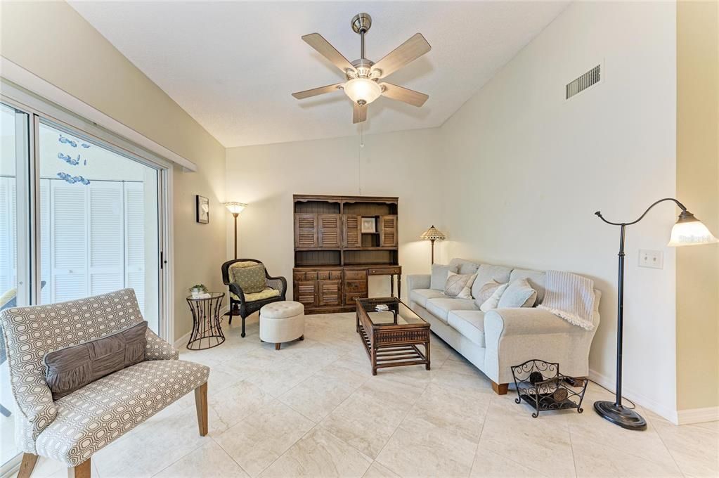 En Venta: $215,000 (2 camas, 2 baños, 1207 Pies cuadrados)