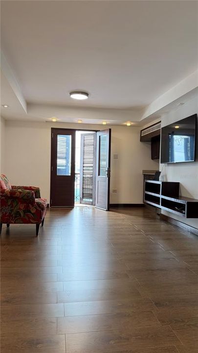 For Sale: $599,000 (2 beds, 1 baths, 900 Square Feet)