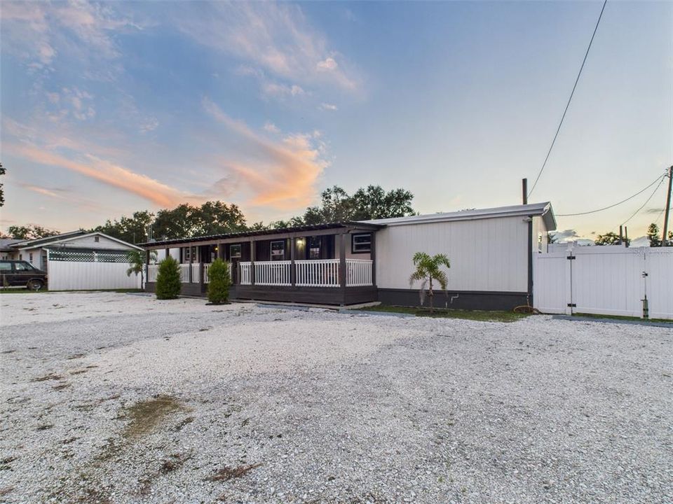 En Venta: $299,900 (4 camas, 0 baños, 1098 Pies cuadrados)