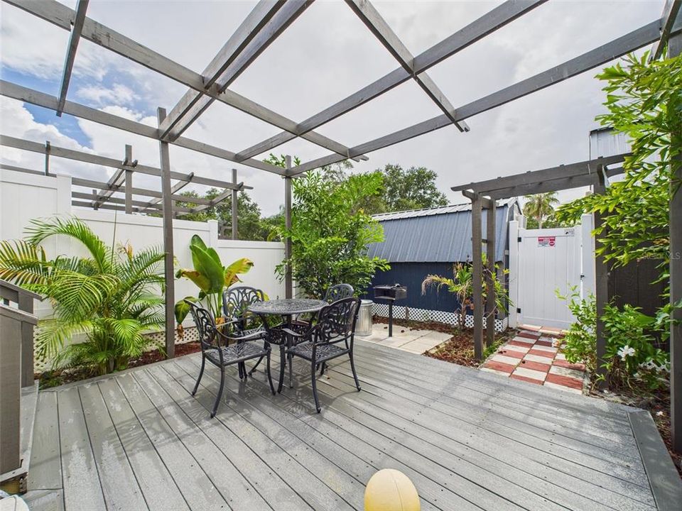 En Venta: $299,900 (4 camas, 0 baños, 1098 Pies cuadrados)