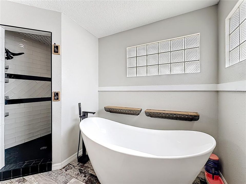 待售: $365,000 (0 贝兹, 0 浴室, 2360 平方英尺)