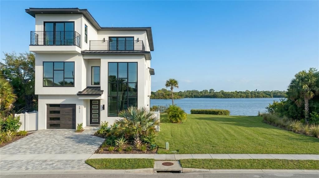 待售: $799,000 (0.31 acres)