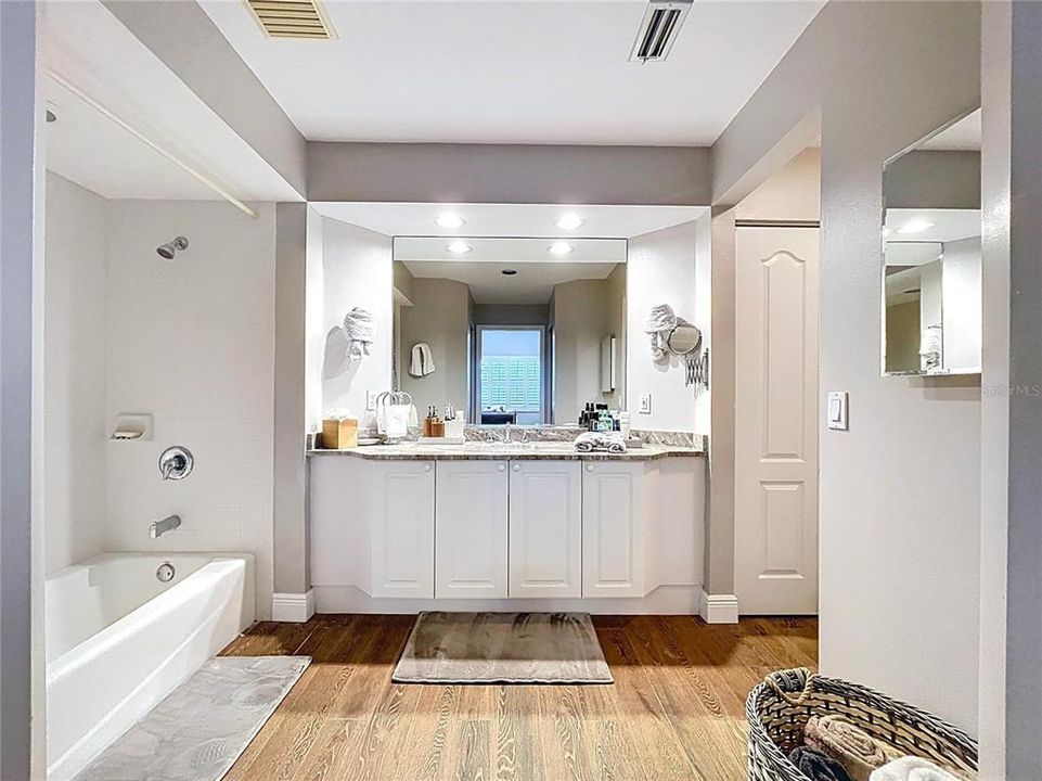 В аренду: $3,000 (2 спален, 2 ванн, 1215 Квадратных фут)