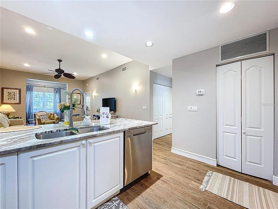 В аренду: $3,000 (2 спален, 2 ванн, 1215 Квадратных фут)