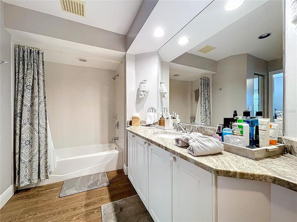 В аренду: $3,000 (2 спален, 2 ванн, 1215 Квадратных фут)