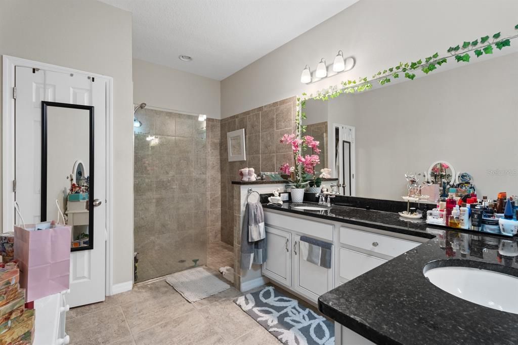 En Venta: $688,999 (4 camas, 3 baños, 3118 Pies cuadrados)