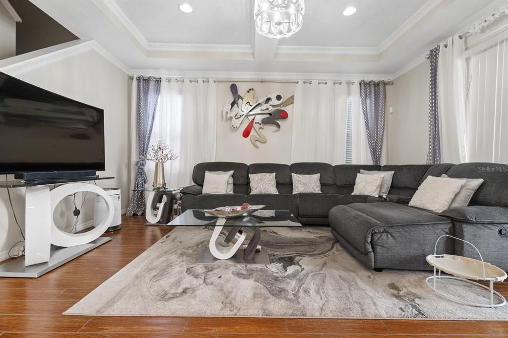 En Venta: $688,999 (4 camas, 3 baños, 3118 Pies cuadrados)