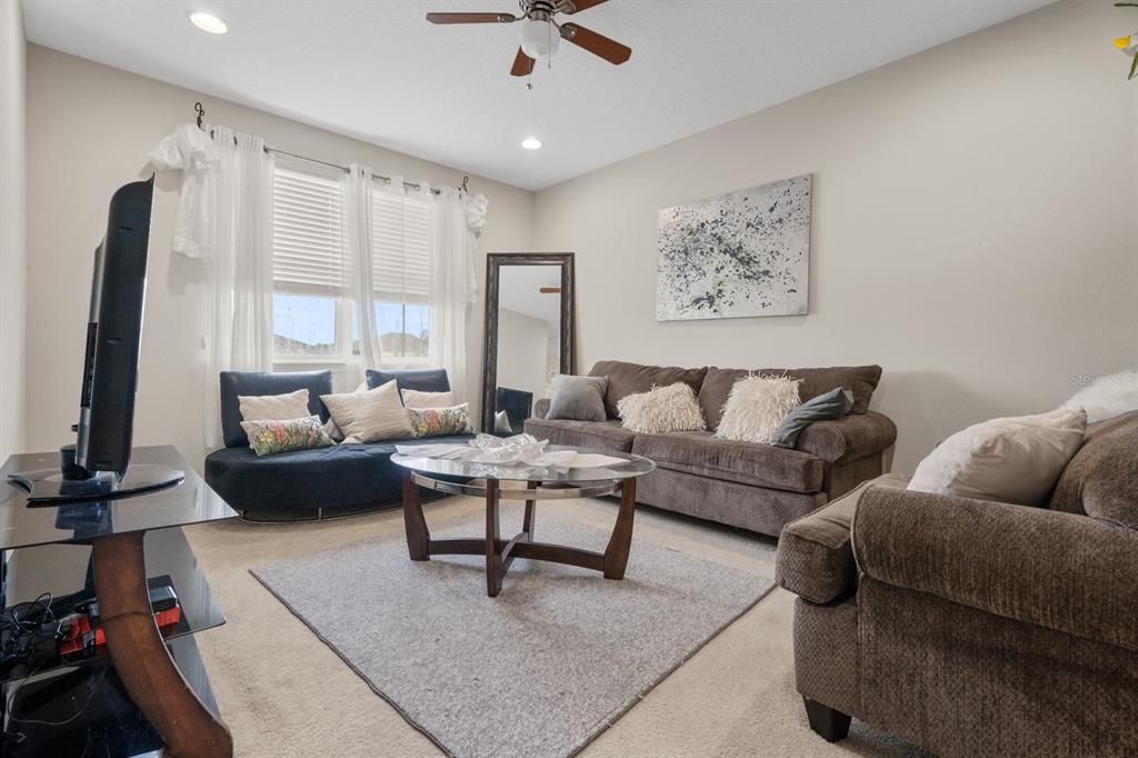 En Venta: $688,999 (4 camas, 3 baños, 3118 Pies cuadrados)