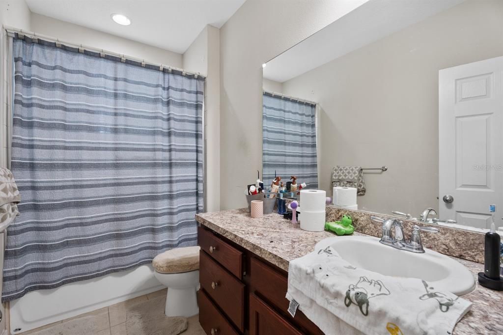 En Venta: $688,999 (4 camas, 3 baños, 3118 Pies cuadrados)