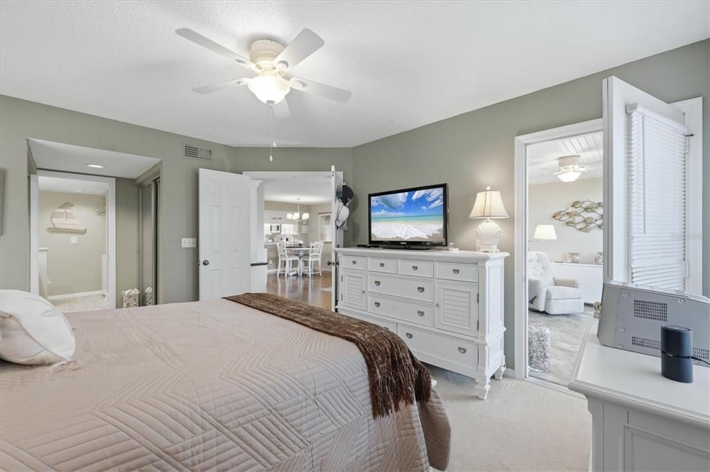 待售: $270,000 (2 贝兹, 2 浴室, 1002 平方英尺)