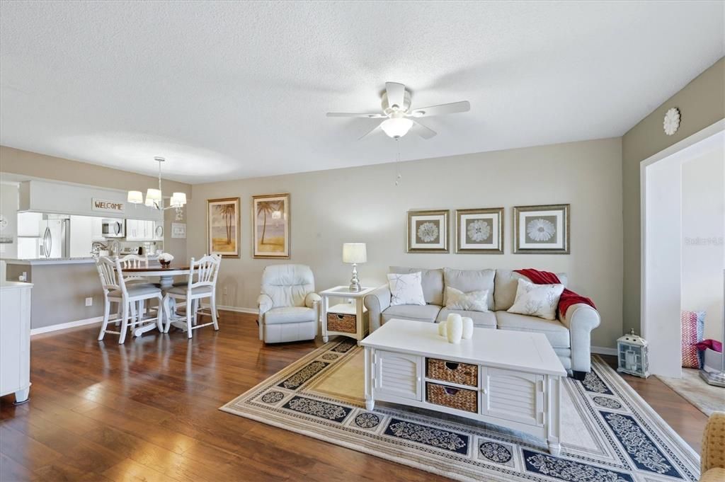 待售: $270,000 (2 贝兹, 2 浴室, 1002 平方英尺)