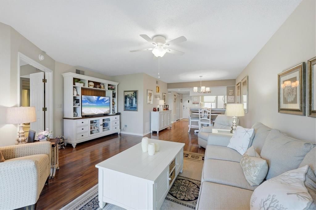 待售: $270,000 (2 贝兹, 2 浴室, 1002 平方英尺)