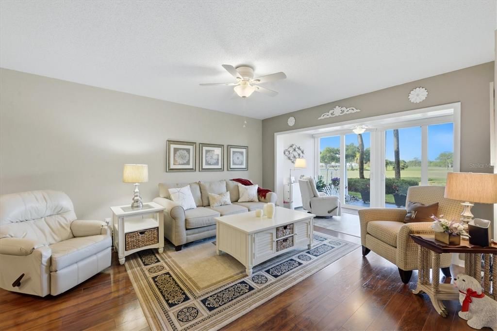 待售: $270,000 (2 贝兹, 2 浴室, 1002 平方英尺)