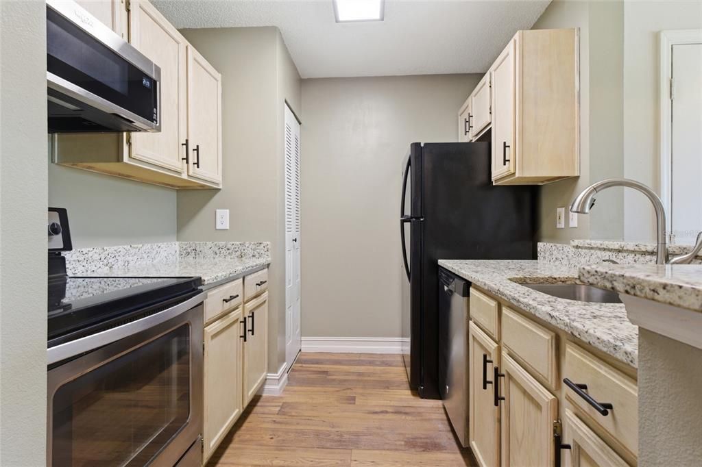 For Sale: $149,900 (1 beds, 1 baths, 688 Square Feet)