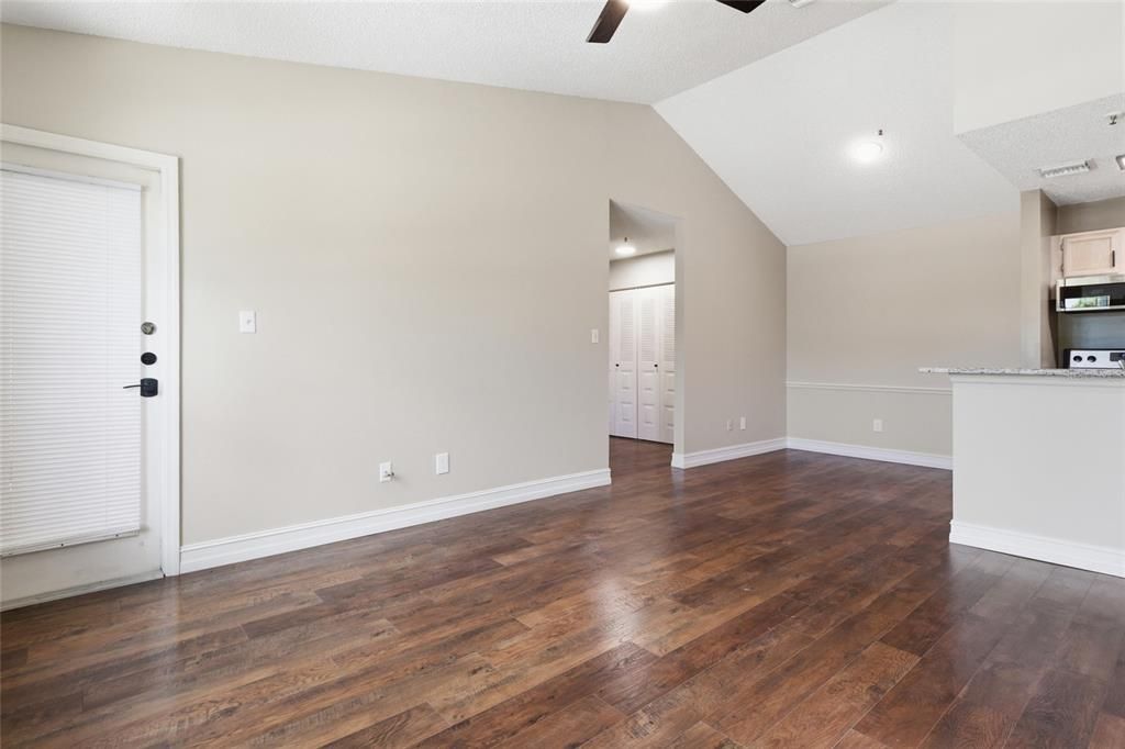 For Sale: $149,900 (1 beds, 1 baths, 688 Square Feet)