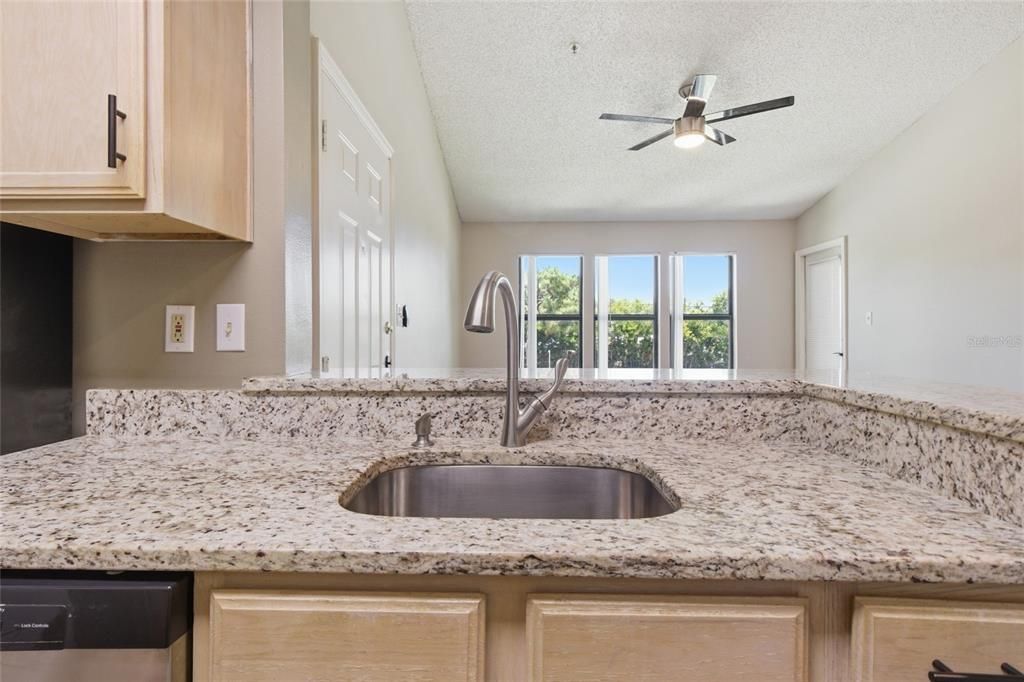 For Sale: $149,900 (1 beds, 1 baths, 688 Square Feet)
