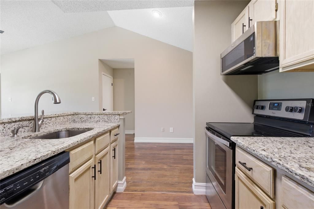 For Sale: $149,900 (1 beds, 1 baths, 688 Square Feet)