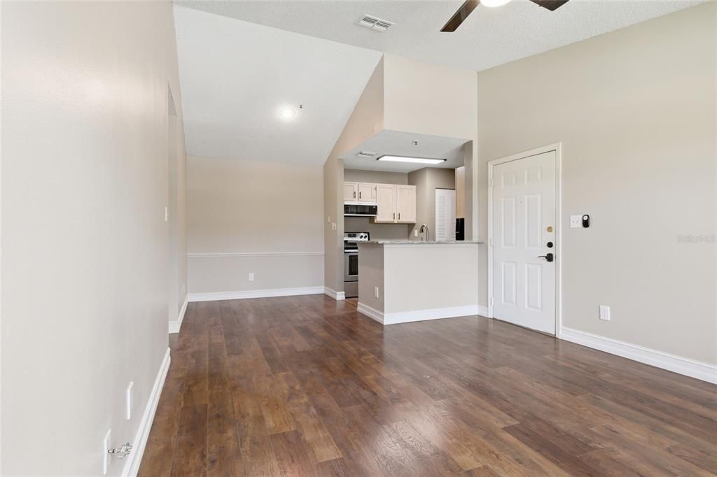 For Sale: $149,900 (1 beds, 1 baths, 688 Square Feet)