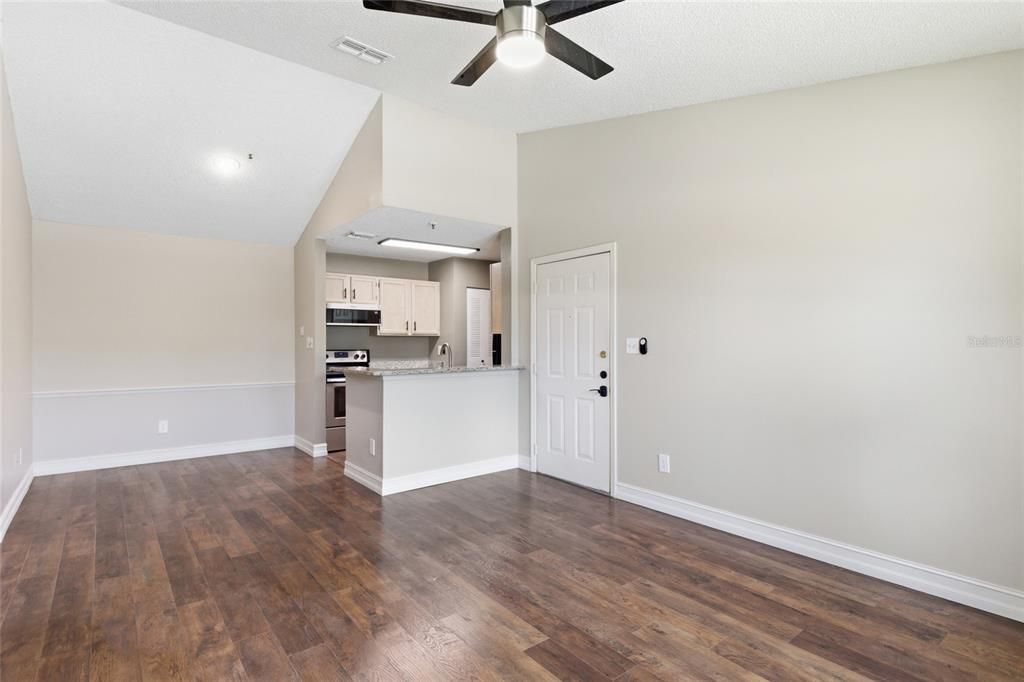 For Sale: $149,900 (1 beds, 1 baths, 688 Square Feet)