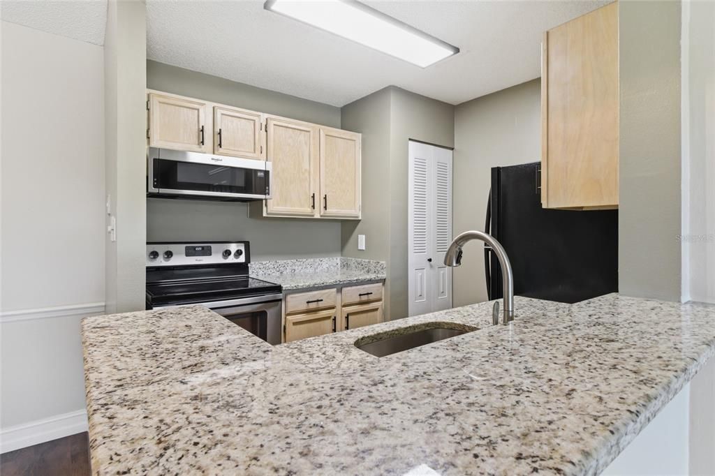 For Sale: $149,900 (1 beds, 1 baths, 688 Square Feet)
