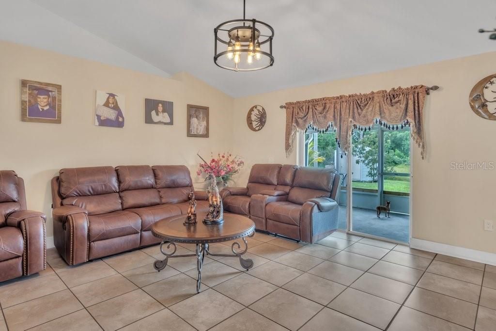 For Sale: $299,900 (3 beds, 2 baths, 1380 Square Feet)