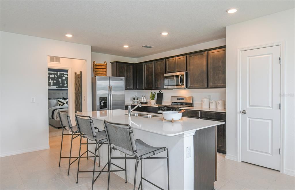 Active With Contract: $477,670 (5 beds, 3 baths, 2615 Square Feet)