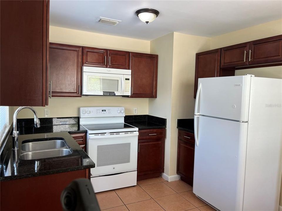 For Rent: $1,417 (2 beds, 1 baths, 833 Square Feet)
