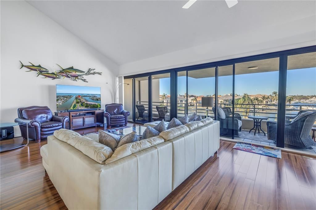 En Venta: $1,185,000 (2 camas, 3 baños, 2460 Pies cuadrados)