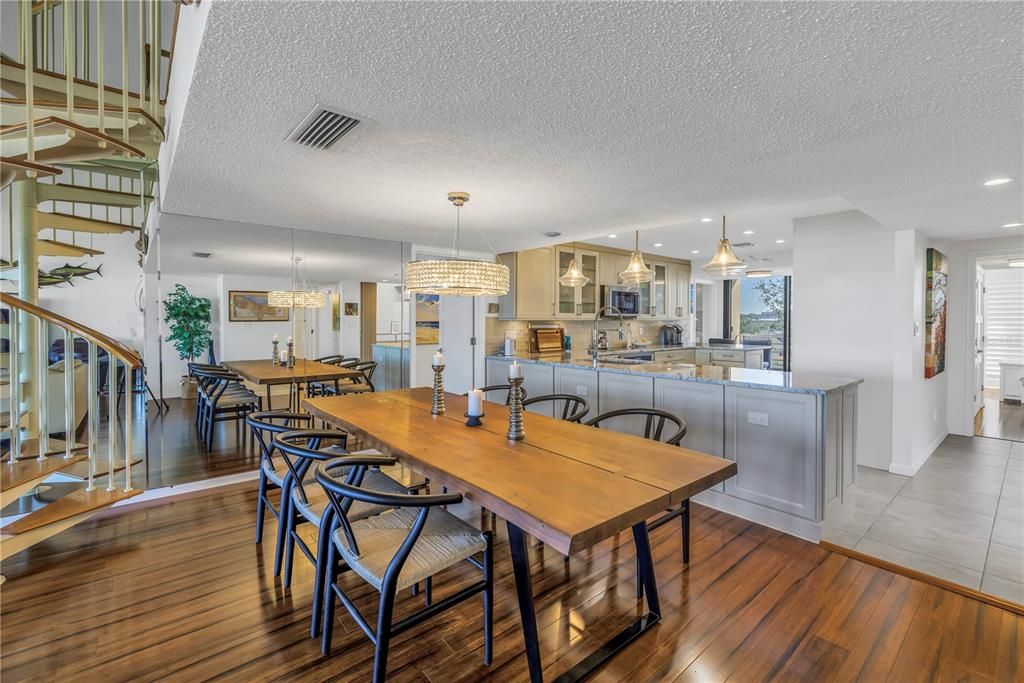 En Venta: $1,185,000 (2 camas, 3 baños, 2460 Pies cuadrados)