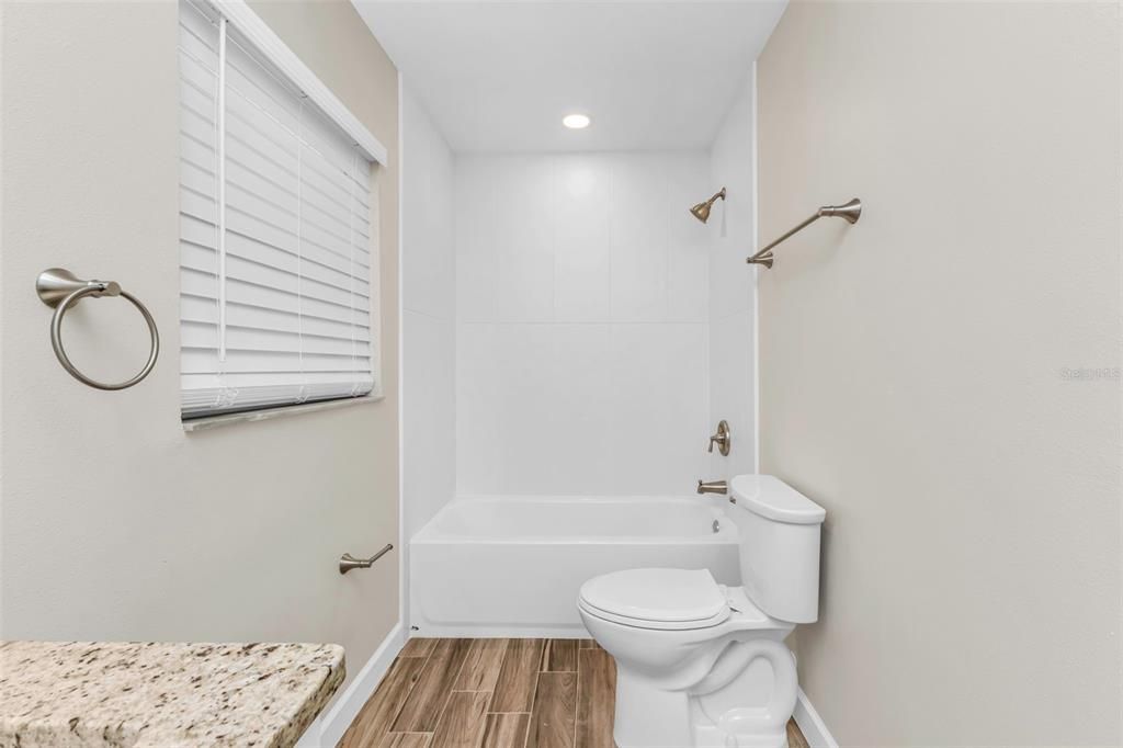 Activo con contrato: $230,000 (2 camas, 2 baños, 1199 Pies cuadrados)