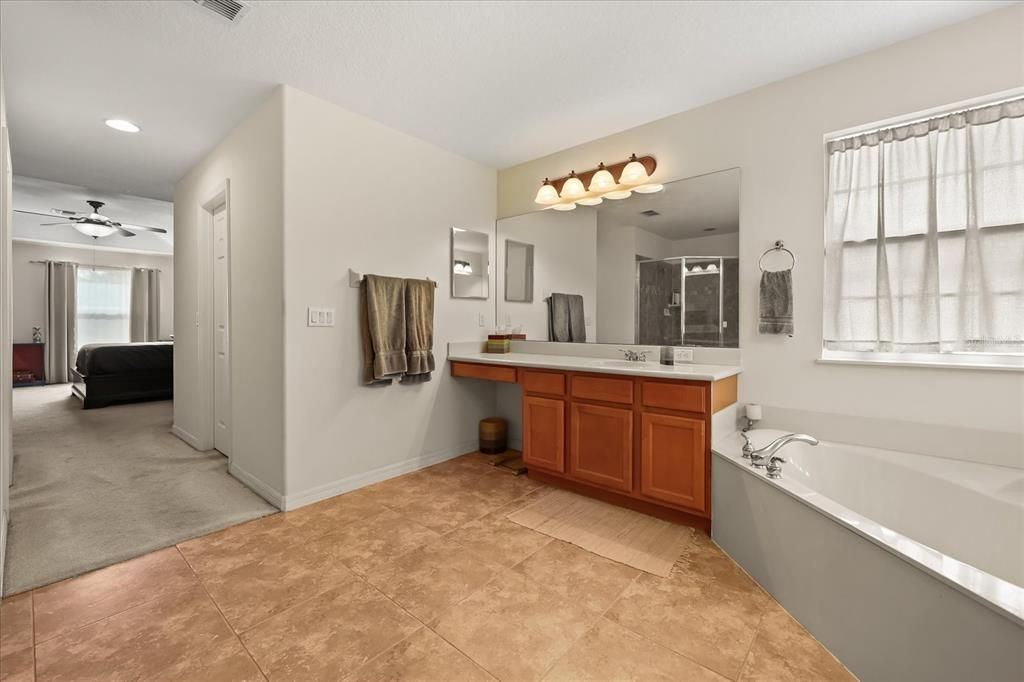 Activo con contrato: $619,900 (5 camas, 3 baños, 3758 Pies cuadrados)