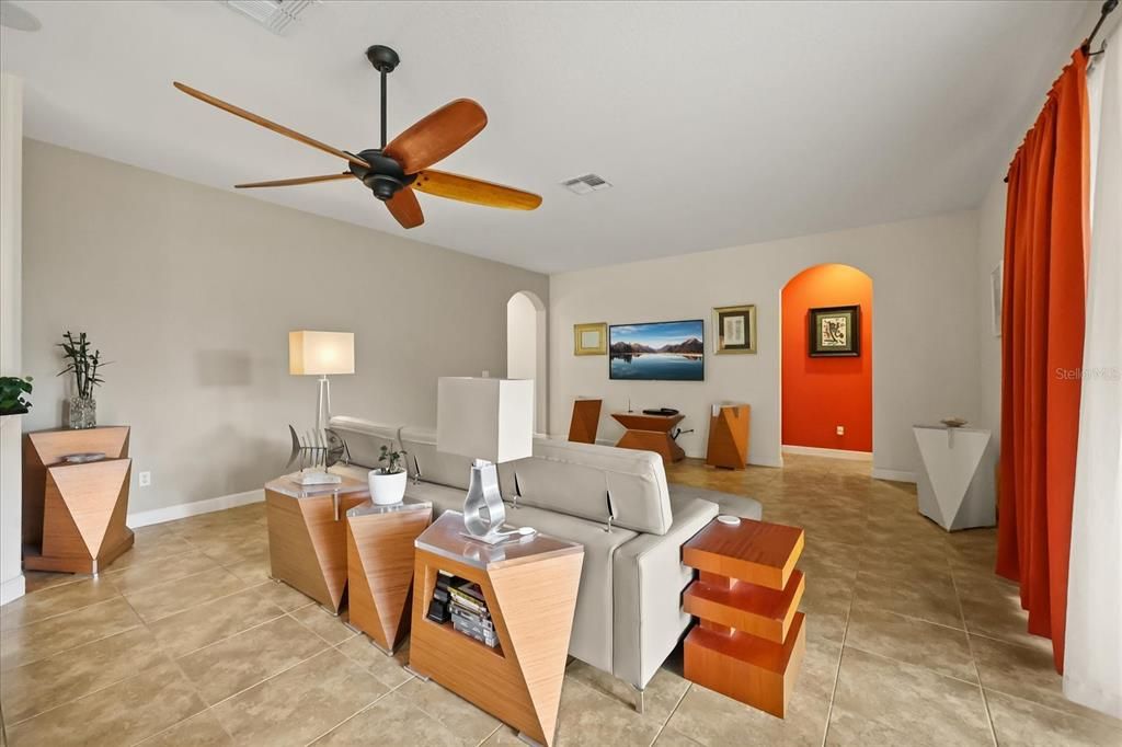 Activo con contrato: $619,900 (5 camas, 3 baños, 3758 Pies cuadrados)
