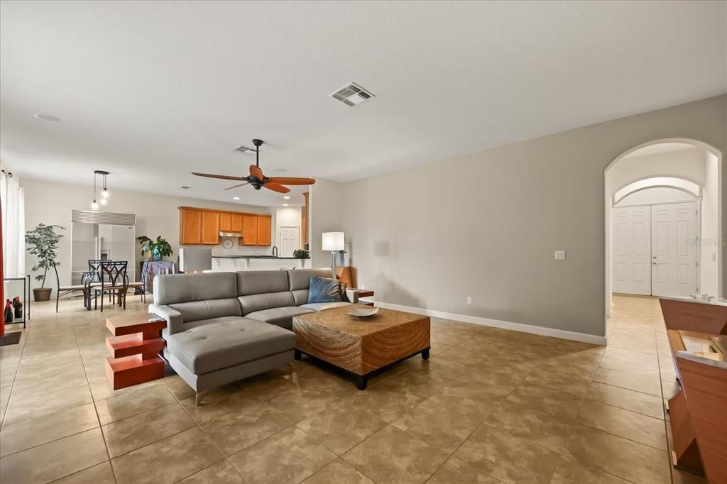 Activo con contrato: $619,900 (5 camas, 3 baños, 3758 Pies cuadrados)