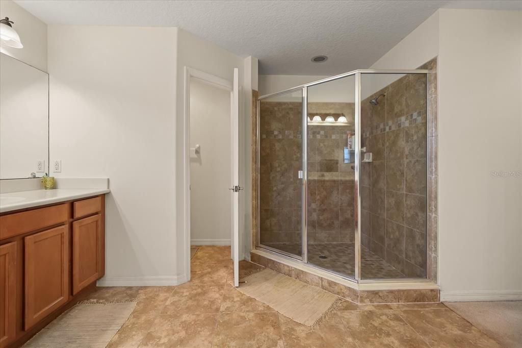 Activo con contrato: $619,900 (5 camas, 3 baños, 3758 Pies cuadrados)