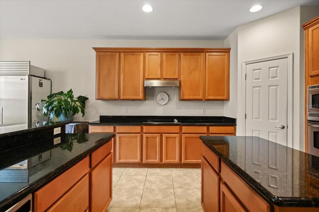 Activo con contrato: $619,900 (5 camas, 3 baños, 3758 Pies cuadrados)