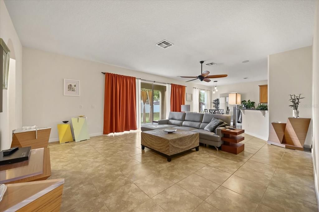 Activo con contrato: $619,900 (5 camas, 3 baños, 3758 Pies cuadrados)