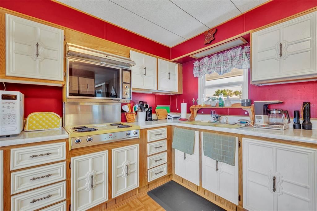 На продажу: $114,900 (2 спален, 2 ванн, 1299 Квадратных фут)