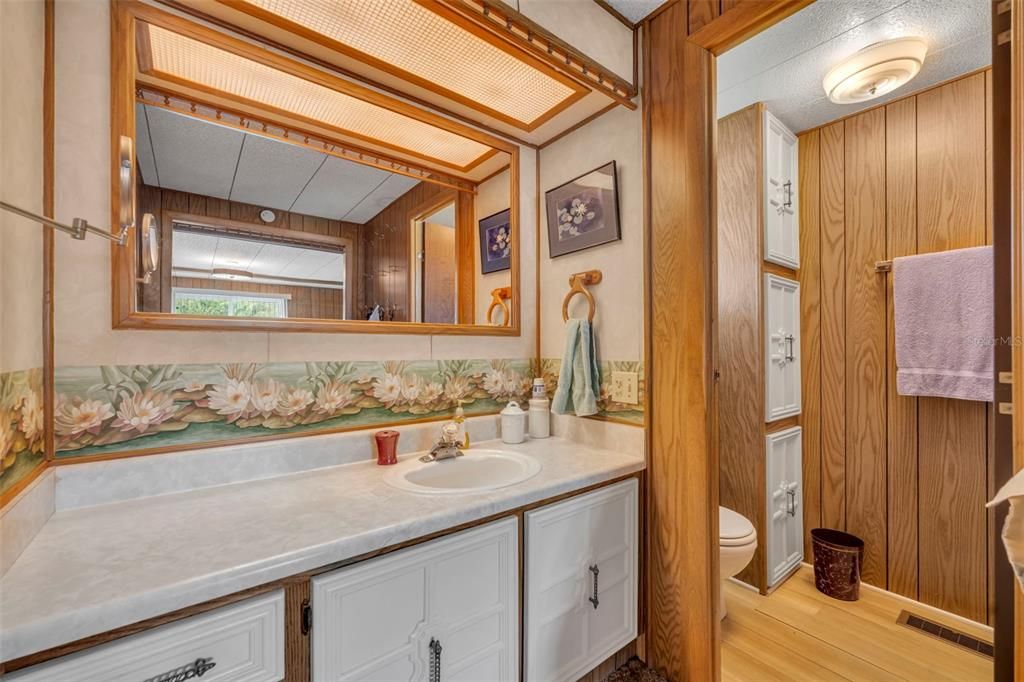 На продажу: $114,900 (2 спален, 2 ванн, 1299 Квадратных фут)