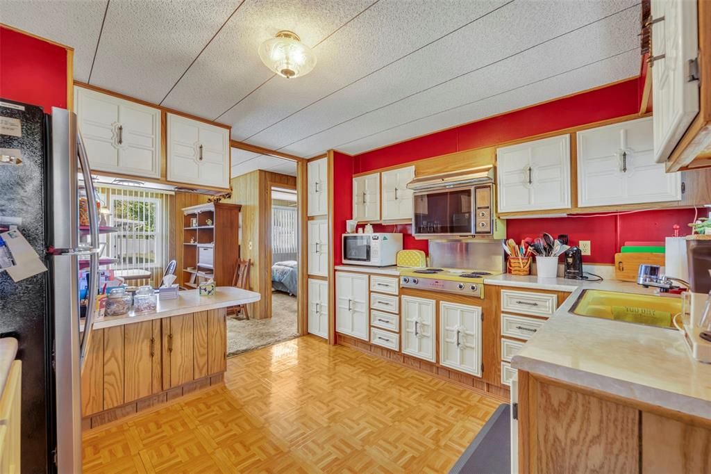 На продажу: $114,900 (2 спален, 2 ванн, 1299 Квадратных фут)