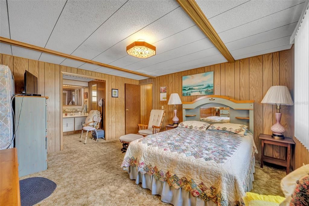 На продажу: $114,900 (2 спален, 2 ванн, 1299 Квадратных фут)