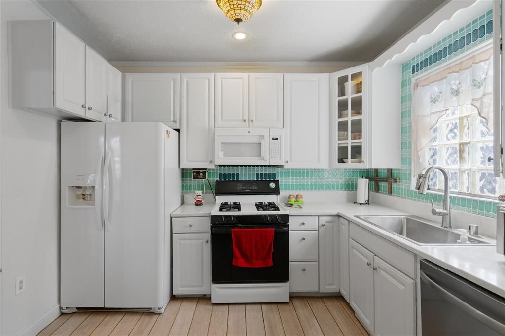 Activo con contrato: $240,000 (2 camas, 2 baños, 1636 Pies cuadrados)