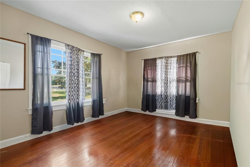 Activo con contrato: $240,000 (2 camas, 2 baños, 1636 Pies cuadrados)
