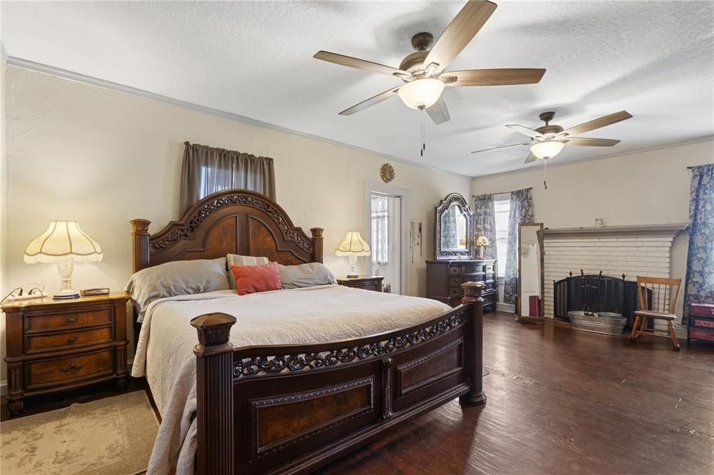 Activo con contrato: $240,000 (2 camas, 2 baños, 1636 Pies cuadrados)