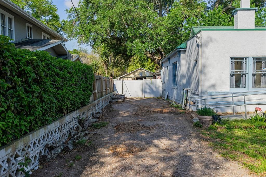 Activo con contrato: $240,000 (2 camas, 2 baños, 1636 Pies cuadrados)
