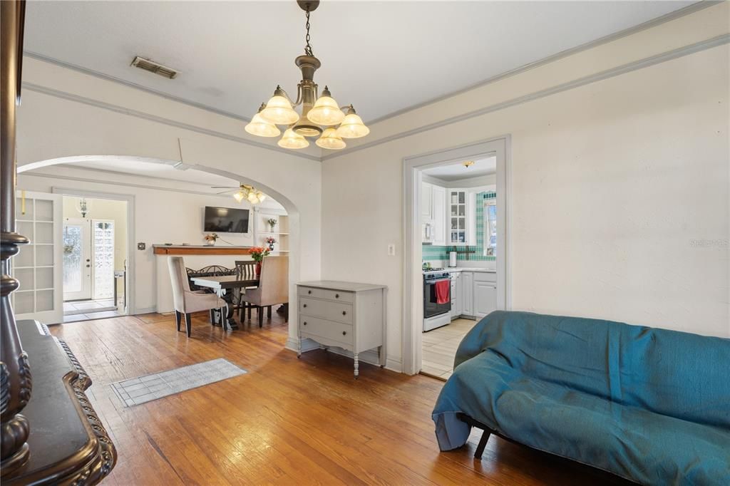 Activo con contrato: $240,000 (2 camas, 2 baños, 1636 Pies cuadrados)