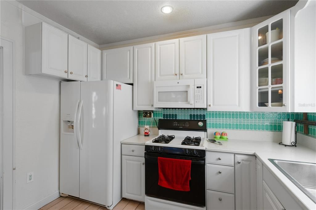 Activo con contrato: $240,000 (2 camas, 2 baños, 1636 Pies cuadrados)